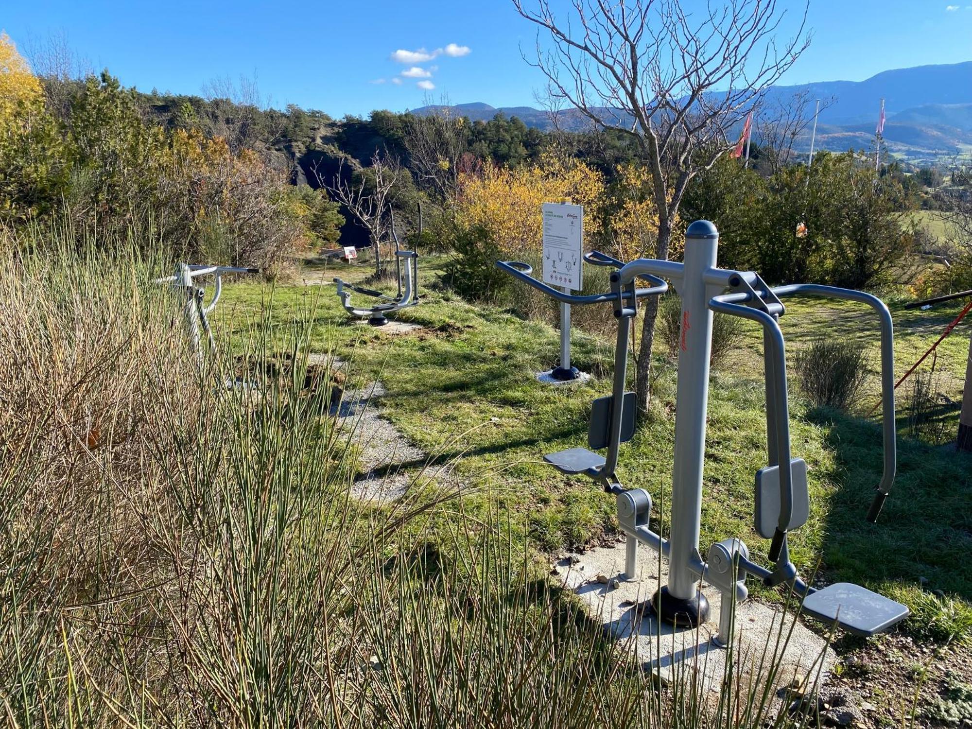 Camping Les Hauts De Rosans Екстериор снимка